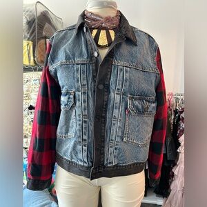 Levi’s denim trucker men’s size small. With gingham sleeve.